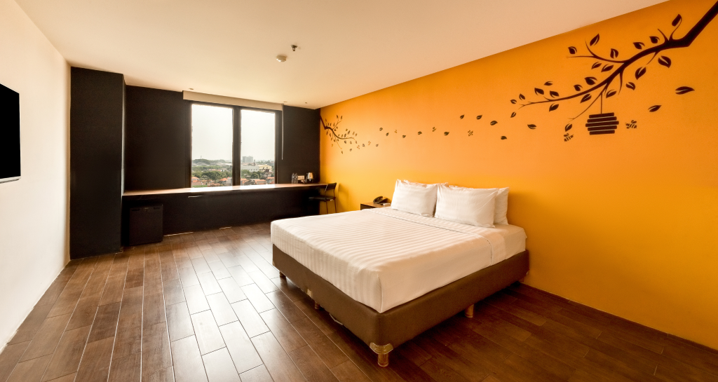 Yellow Bee Hotel Tangerang, Spacious Rooms Near Toll Road