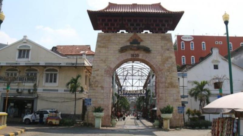 Archway entrance to Indonesian market with red roof