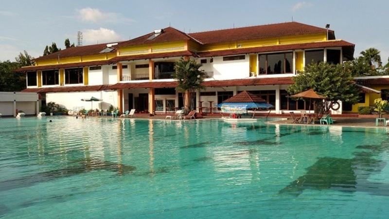 Resort hotel with large turquoise swimming pool