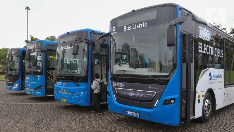 Row of blue Bus Listrik electric buses boarding