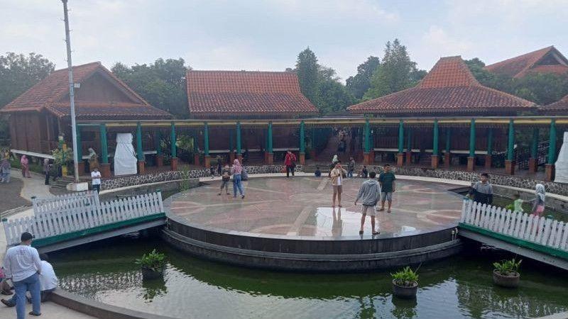 Circular plaza stage with people and tiled pavilions