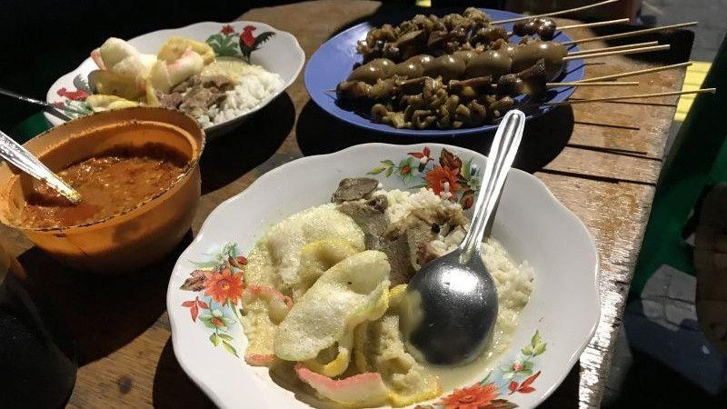 Rice bowls with satay skewers and peanut sauce