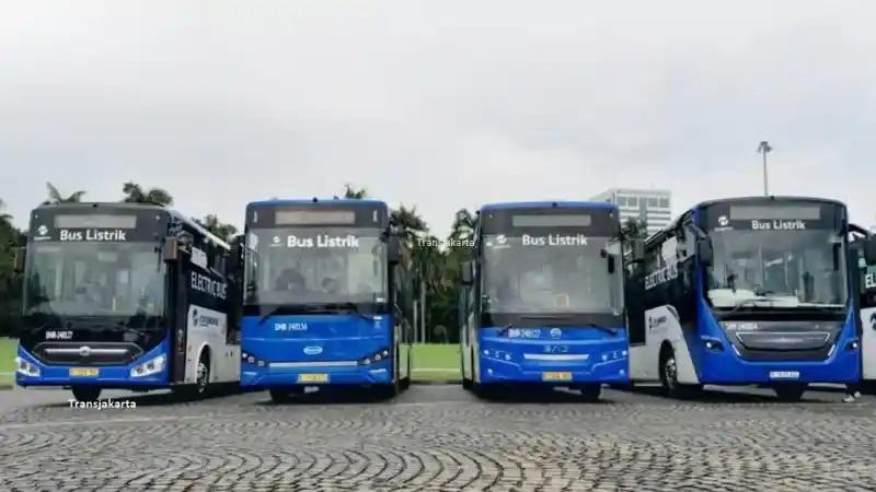 Four blue electric buses labeled Bus Listrik parked