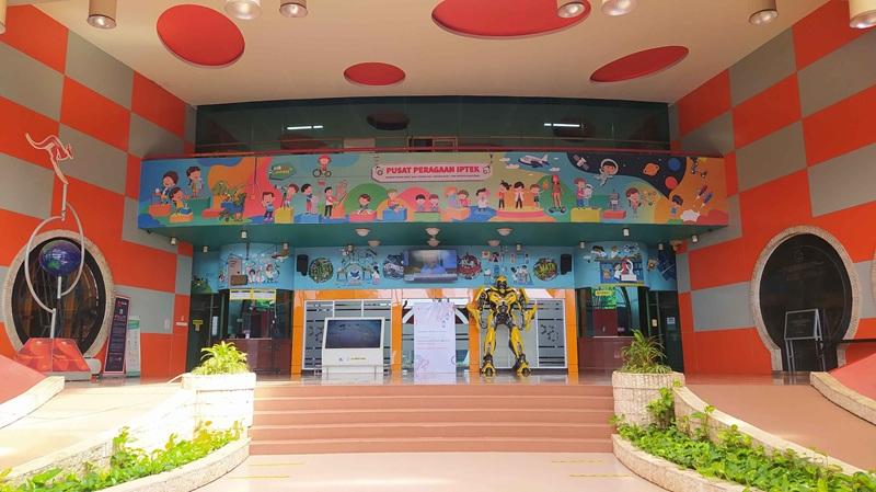 Entrance of Pusat Peragaan IPTEK with yellow robot