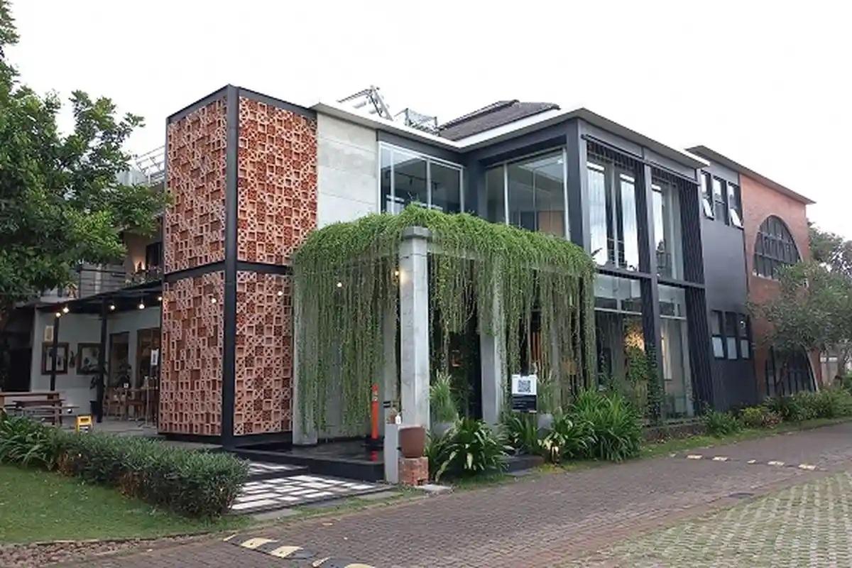 Modern two-story cafe with hanging vines and brick screen