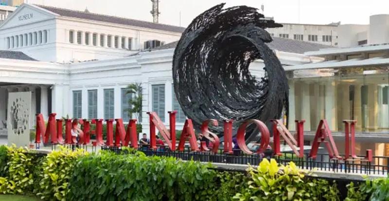 Museum Nasional entrance sign with black swirl sculpture