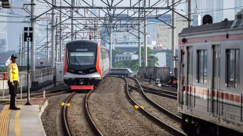 Commuter train approaching elevated station platform