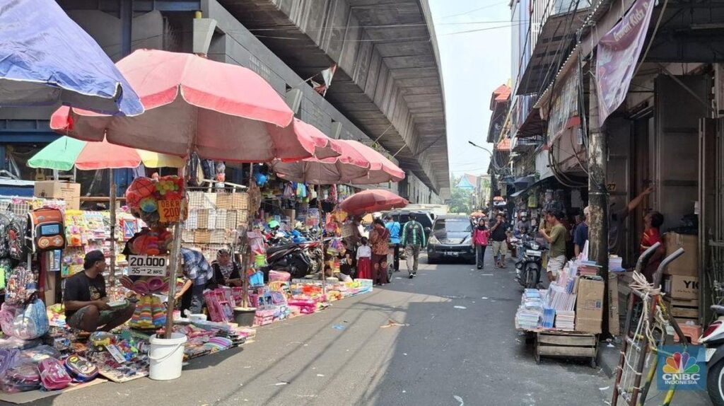 Busy Indonesian street market under overpass