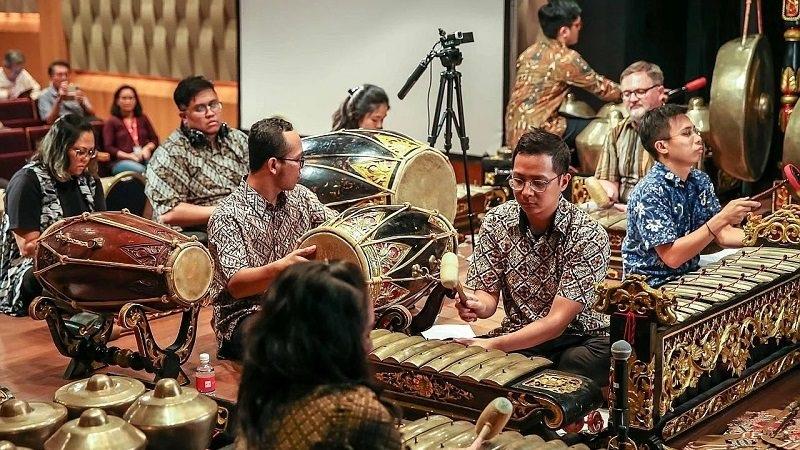 Gamelan ensemble playing instruments in performance