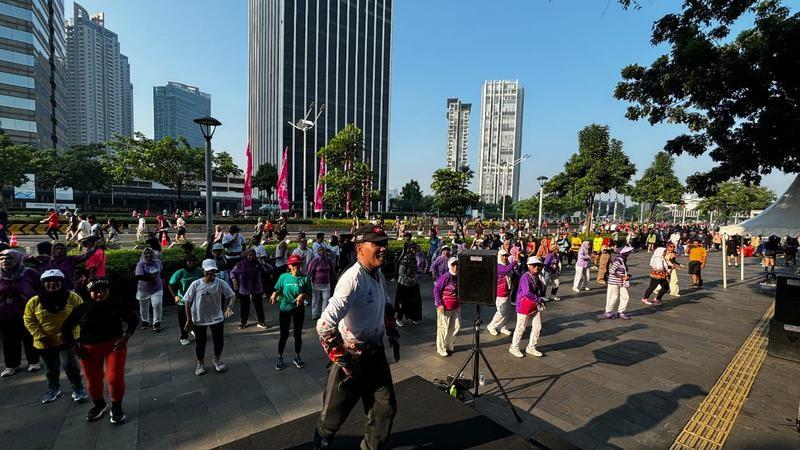 Outdoor group aerobics class in city plaza