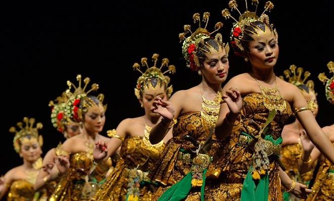 traditional Indonesian dancers in gold costumes