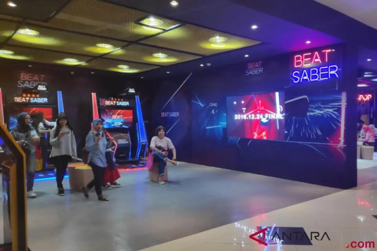 Beat Saber arcade logo and players