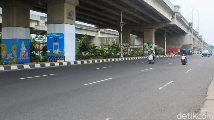 Underpass with painted pillars and scooters