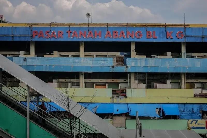 Pasar Tanah Abang Blok G logo on blue market facade