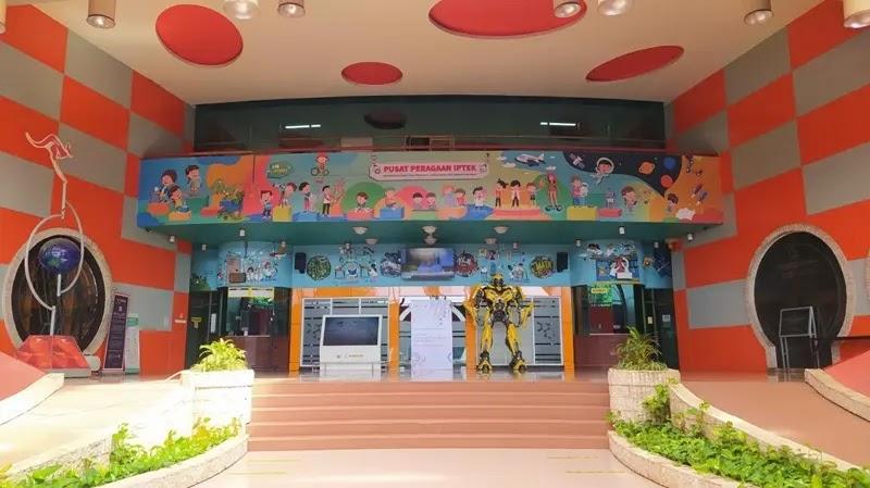 Entrance of Pusat Peragaan IPTEK with robot statue