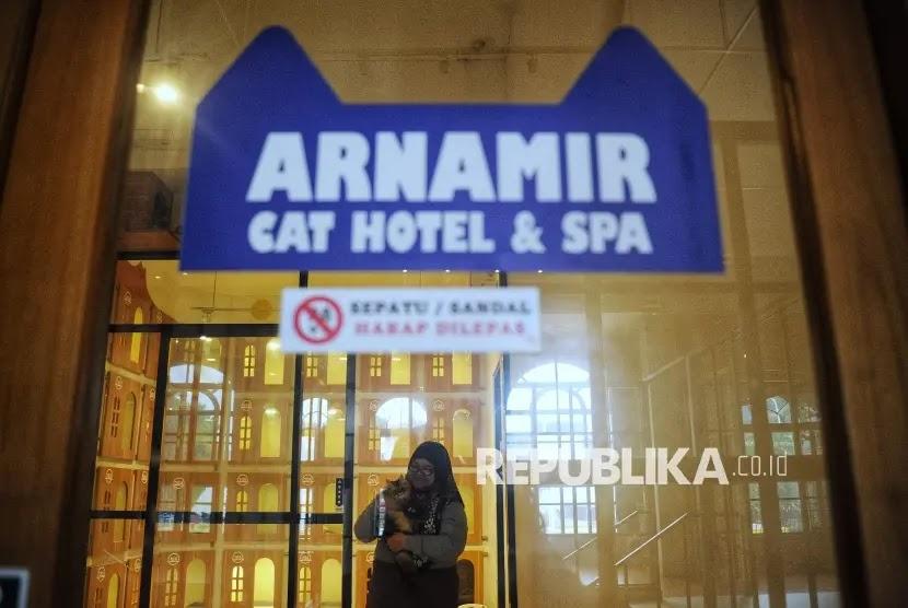Arnamir Cat Hotel & Spa logo with woman holding cat inside