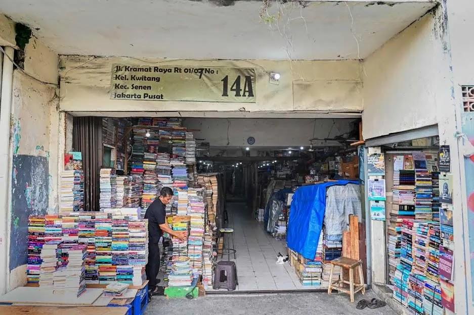 Jakarta bookshop entrance piled high with stacks of books