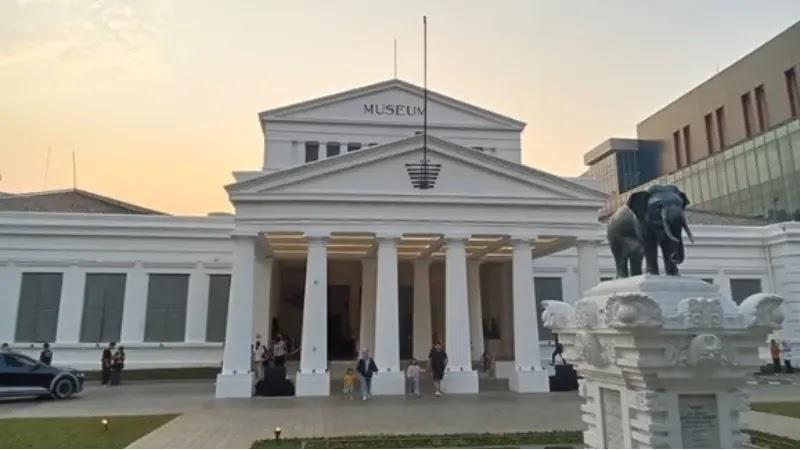 Museum logo on white classical building with elephant statue