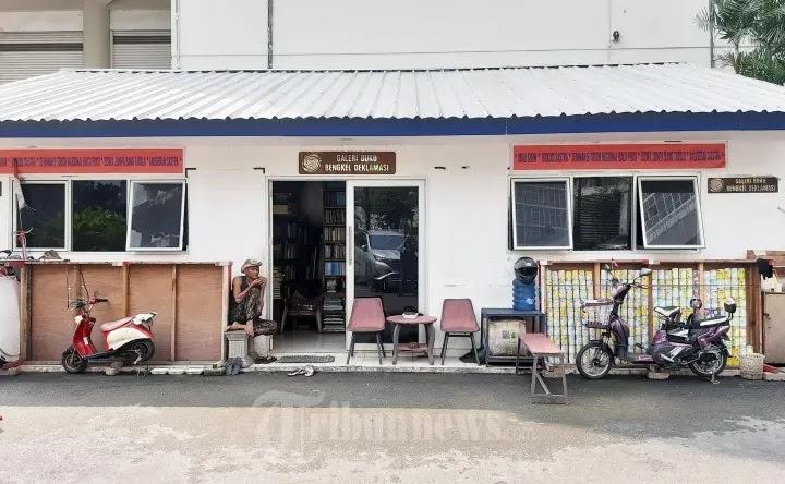 small bookstore storefront with scooters and chairs