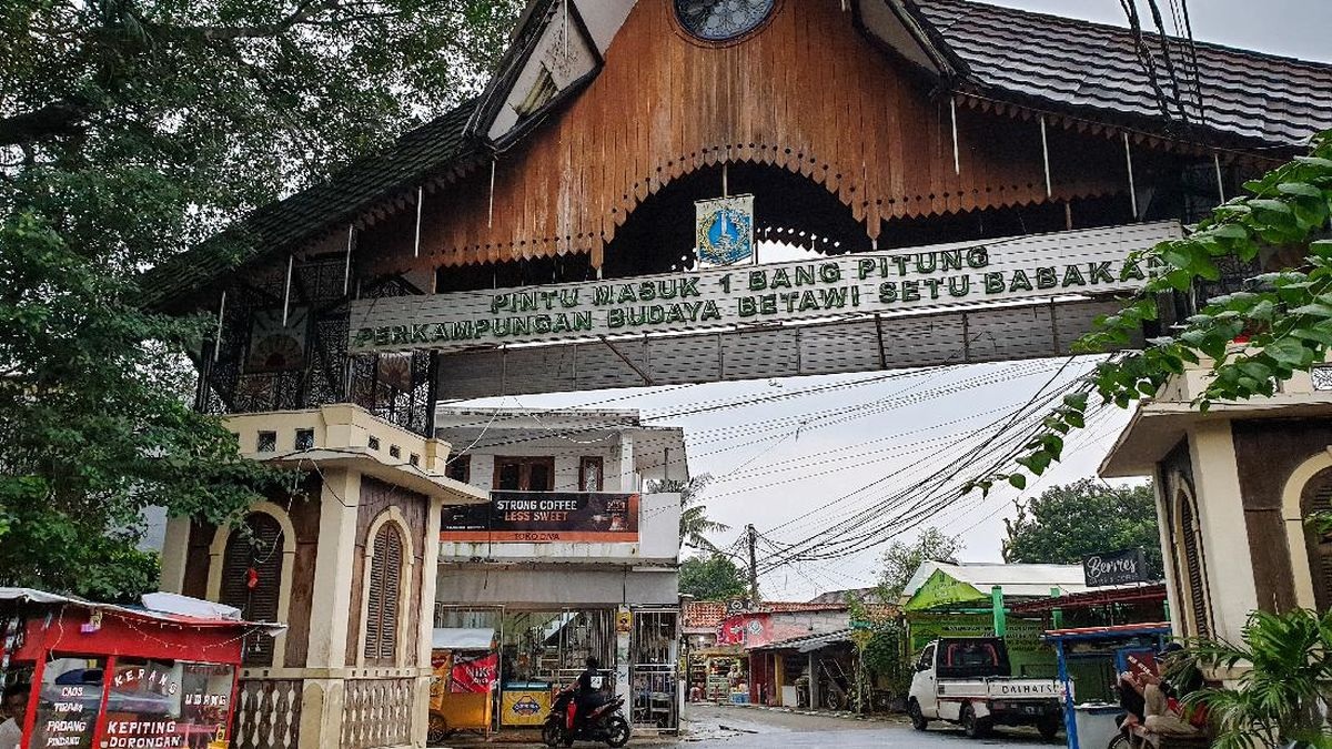 Bandung Pitung museum building facade with large “Pintu Masuk” sign and street view with shops and vehicles