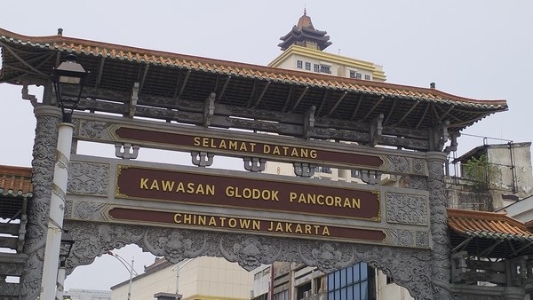 Selamat Datang gateway sign to Kawasan Glodok Pancoran and Chinatown Jakarta with traditional roof structure