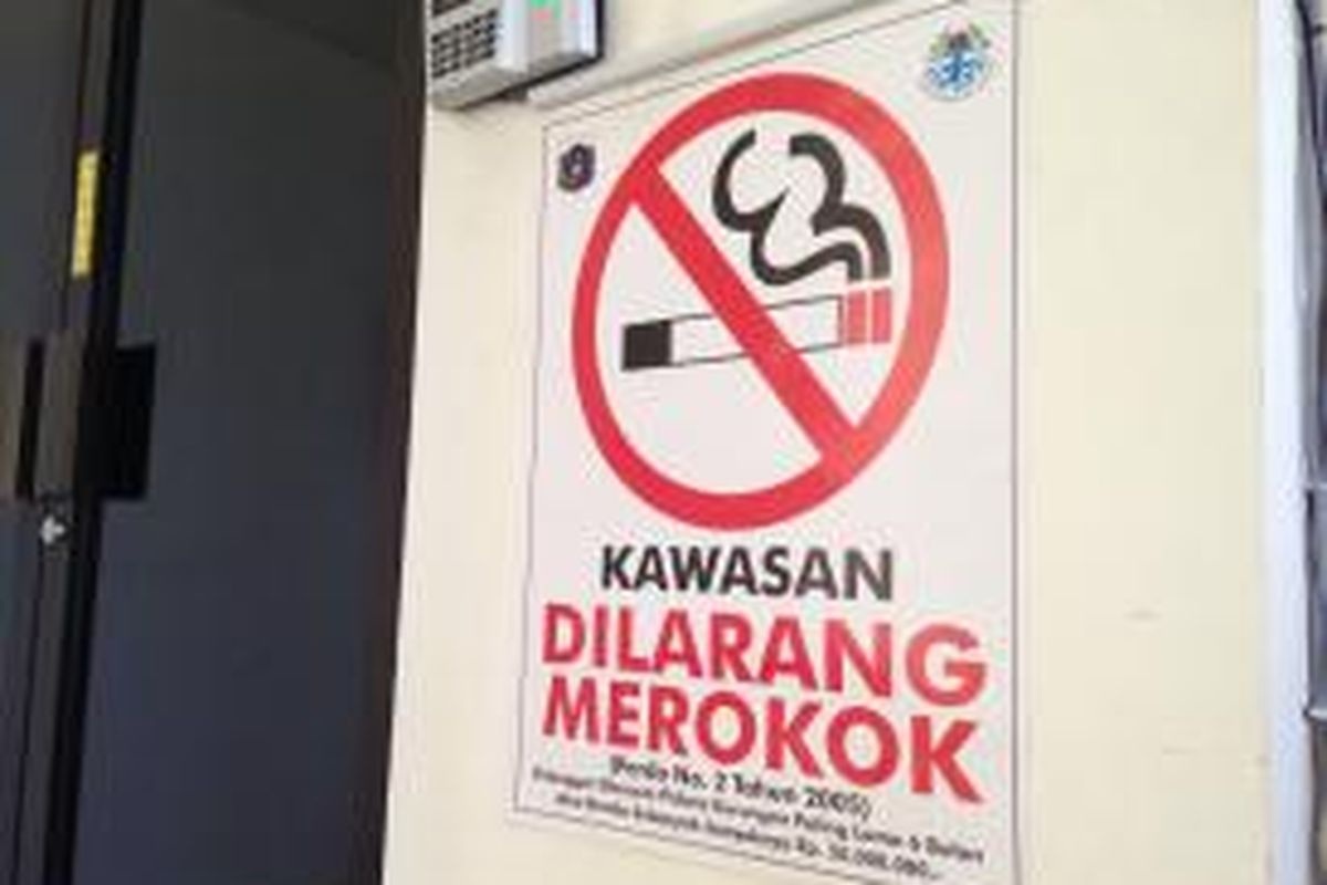 Kawasan Dilarang Merokok sign with no-smoking symbol on a building wall