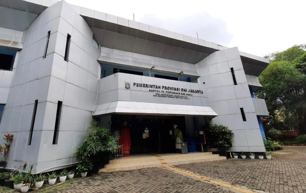 Jakarta provincial government building entrance with sign “Pemerintah Provinsi DKI Jakarta,” modern white facade