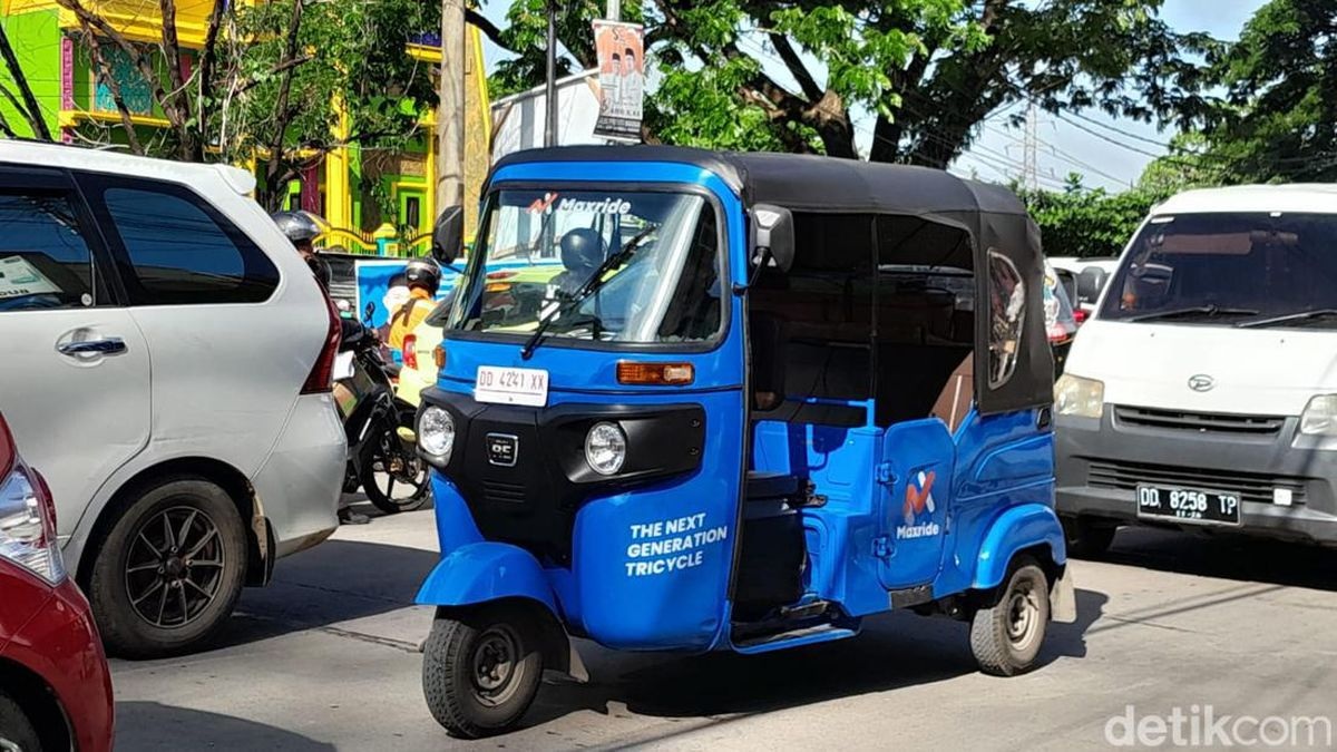blue Maxride three-wheeler tricycle parked on city street among cars and motorcycles, detikcom watermark