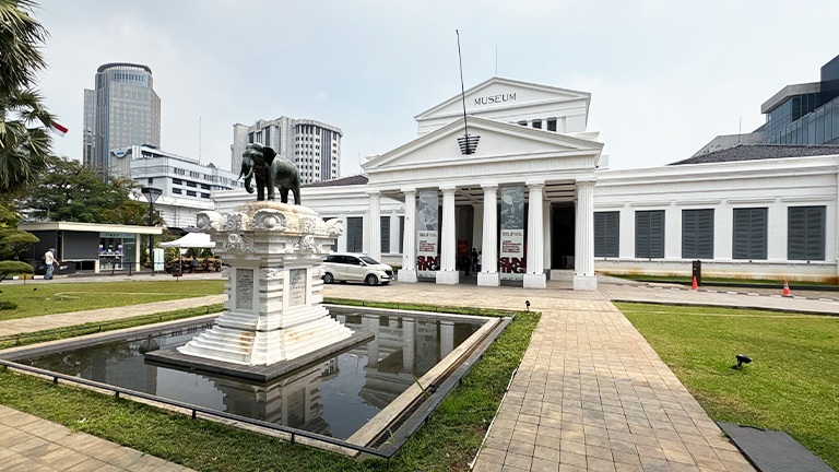 Singapore city museum exterior with fountain pool, Singapore River elephant statue, and greenery lawn walkway