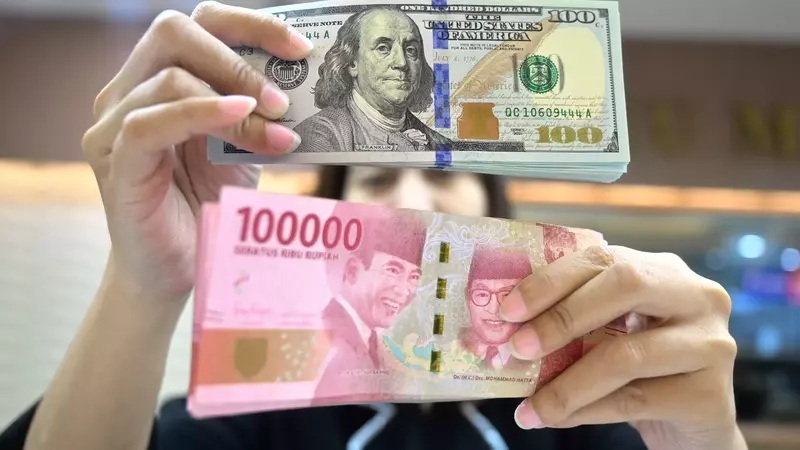 Hands holding 100-dollar and 100000 yen banknotes, showing US and Japanese currency bills