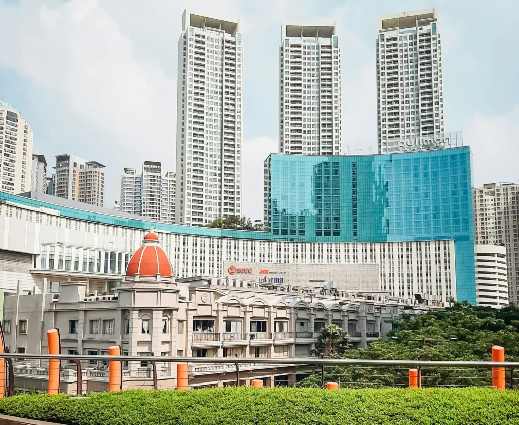 exterior view of central park mall